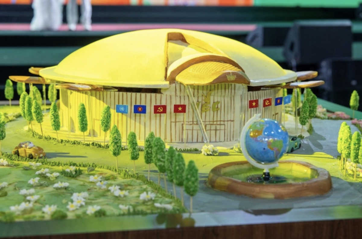 Sticky rice- and bean-made Vietnam Exposition Centre model sets record